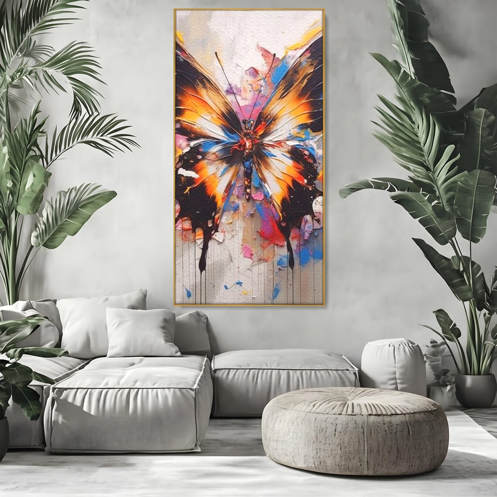 Tablou canvas cu tablou vertical cu fluture pictat, in rama de aluminiu auriu, pe perete intr-un living